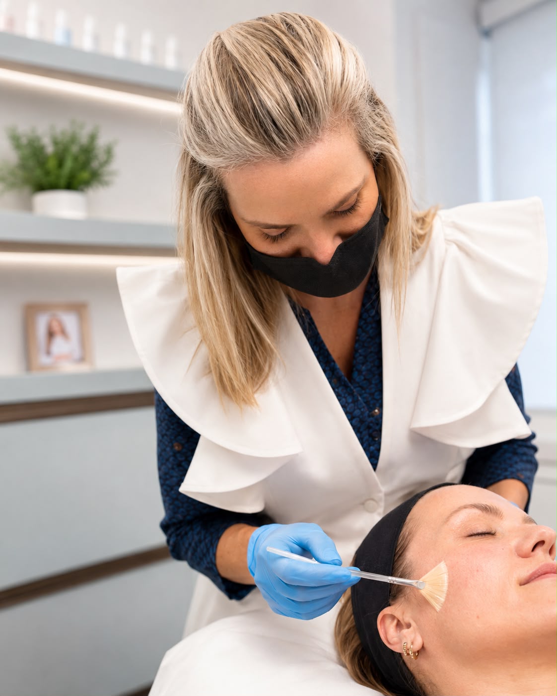 Aplicação de peeling facial pela Dra. Gaby Rocha